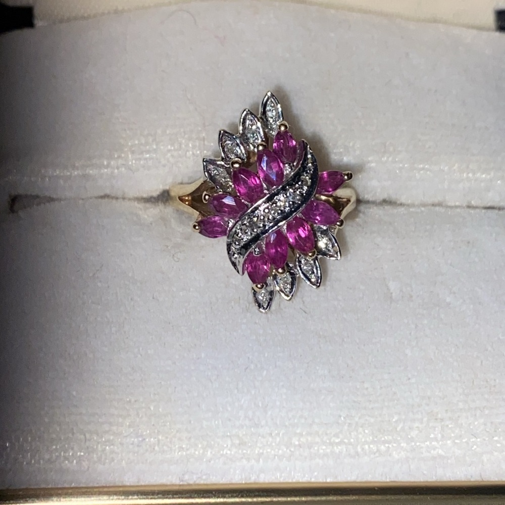 🩷🤍💛Like New Vintage 14K Gold 10 Genuine Rubies Diamonds Cocktail Ring - Size: 6